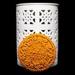 wosk sojowy o zapachu dyni hokkaido z muszkatołowcem na tle porcelanowego kominka
