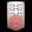wosk sojowy o zapachu różowego prosecco na tle porcelanowego kominka